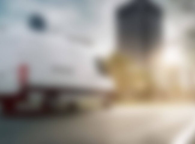 Transporter fährt schnell auf einer Straße